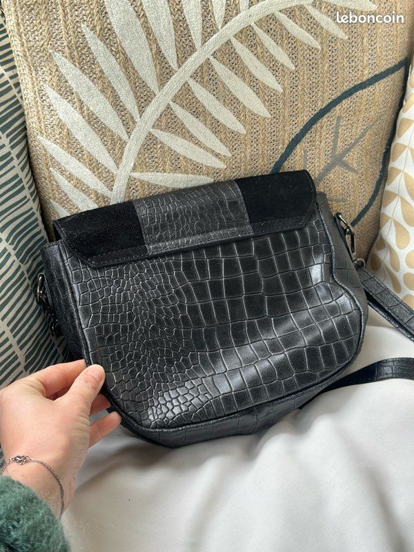 Sac bandoulière cuir et daim effet croco noir Vera Pelle – fabriqué en Italie (image 7)