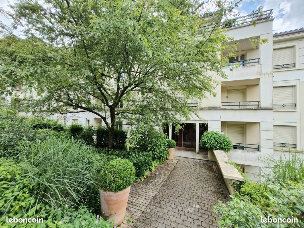 Appartement 2 pièces 32 m² · à Charbonnières-les-Bains · 32 m² · 750 €