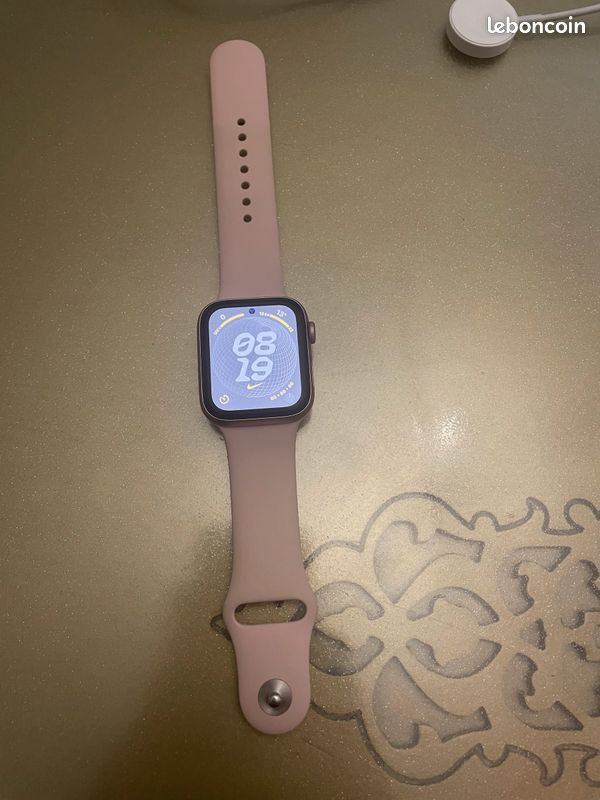 Apple Watch SE 44mm (image 1)