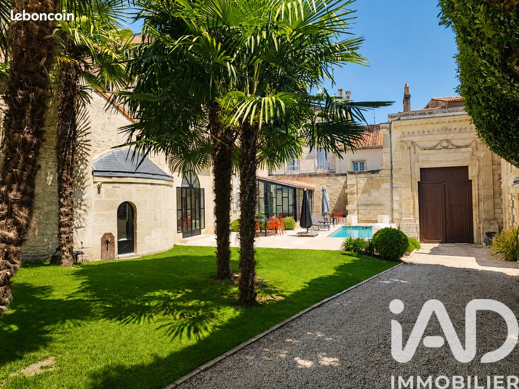 Maison 10 pièces 276 m² · à Niort · 276 m² · 1 145 000 €