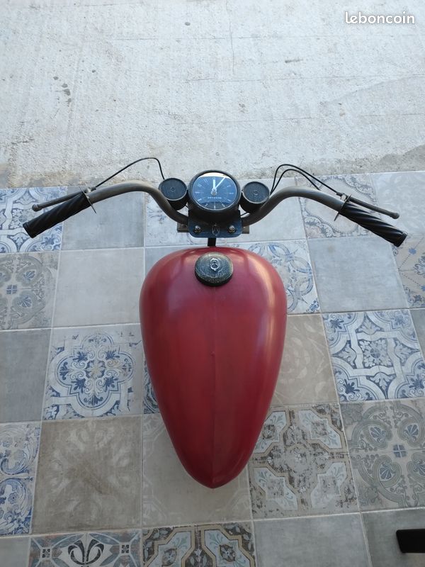 Sculpture COUPLE sur MOTO style DUCATI en métal recyclé artisanal, idée cadeau made in Italy