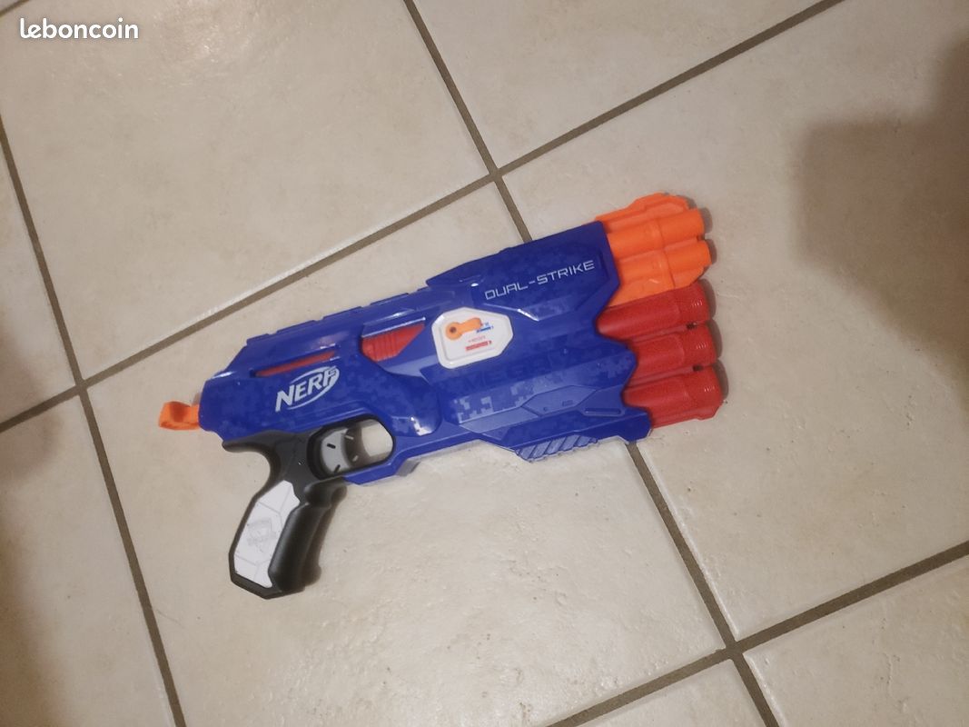 Pistolet nerf dual strike (image 1)