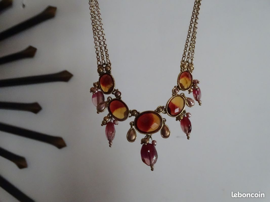 Collier Vintage En Métal Doré Avec Perles En Résine - Bijou D'Occasion Bon État