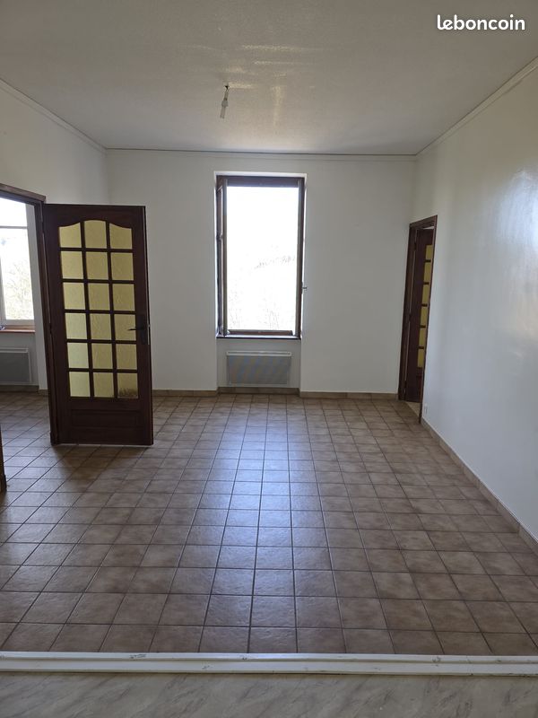 Appartement 3 pièces 80 m² · à Thizy-les-Bourgs · 80 m² · 400 €
