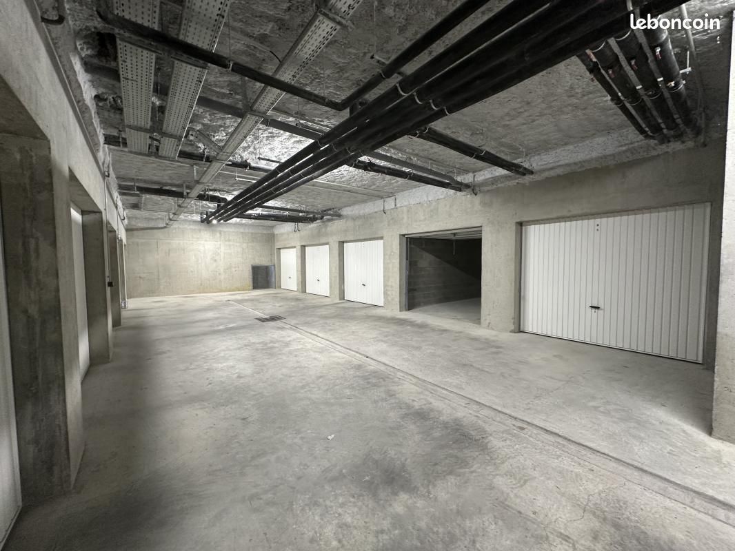 Parking 17 m² · à Cognin · 17 m² · 80 €/mois