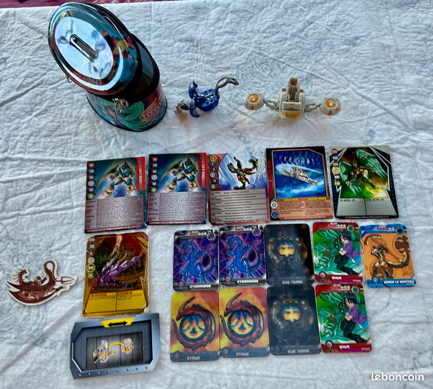 Bakugan 6059919 Lot de 4 Figurines de Collection Sabra x Pyravian Baku