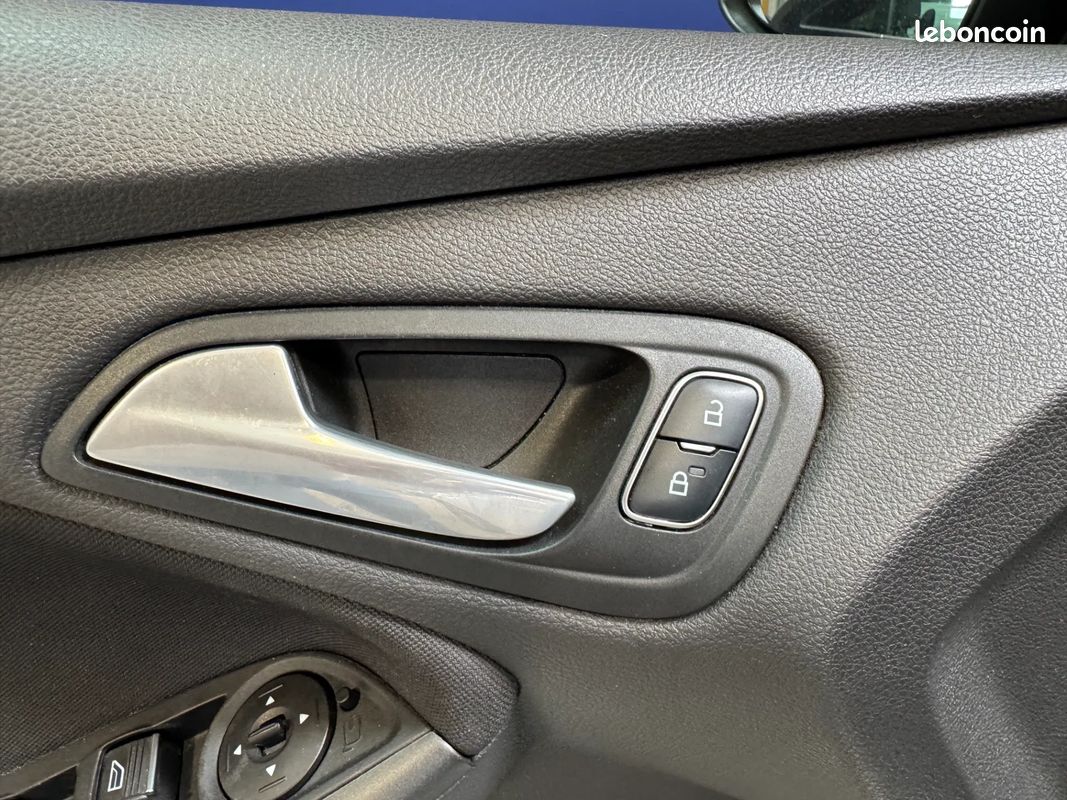 FORD Focus ST-Line 1.0 Ecoboost 125ch - Suivi - Caméra de Recul - GPS (image 36)
