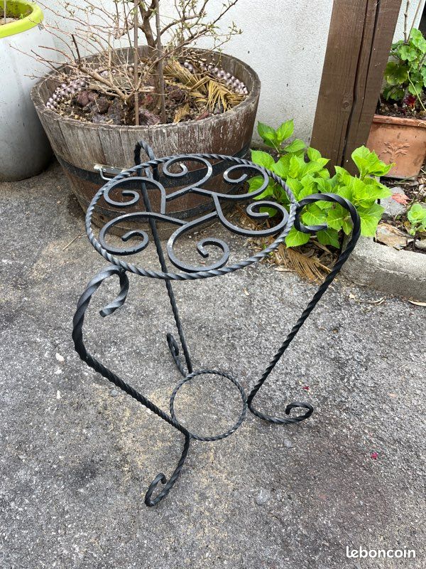 Porte pot de fleurs en fer forgé (image 1)