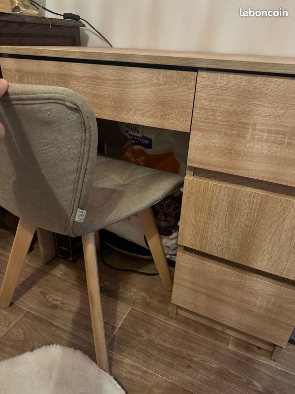 Bureau moderne avec chaise (image 1)