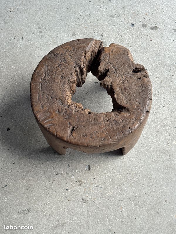 Petit tabouret circulaire quadripode bas en teck ancien organique ajouré H20 D24 (image 7)