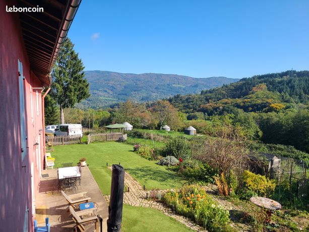 Longère avec grange, plus 4 yourtes, sur terrain de 2,6 ha – Montagne Bourbonnaise