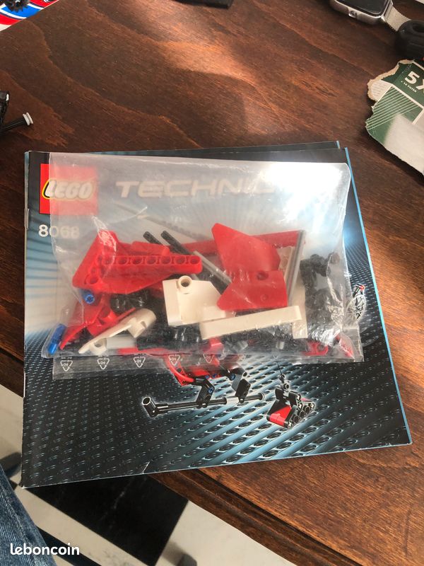Lego Technic 8068 - L'hélicoptère de secours (image 6)
