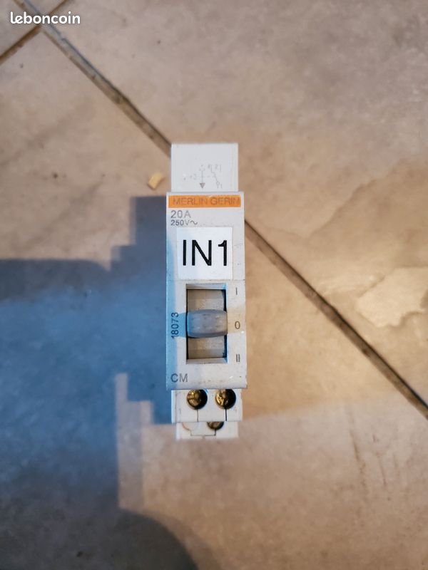 Commutateur Merlin Gerin 20A – I / 0 / II (image 1)