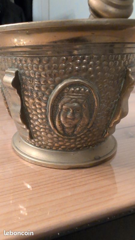 Mortier et pilon en bronze (image 3)
