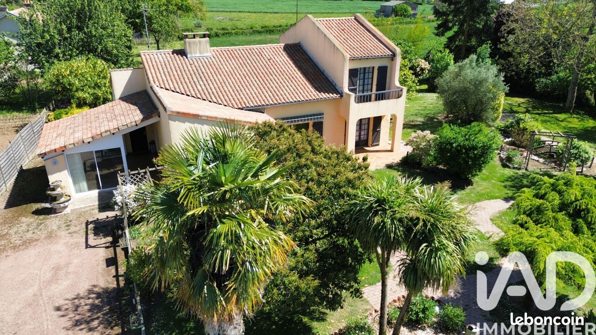 Maison 7 pièces 132 m² · à Fleuré · 132 m² · 215 000 €