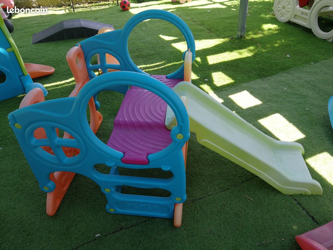 Structure de jeux ou maison en dessous avec toboggan feber (image 1)