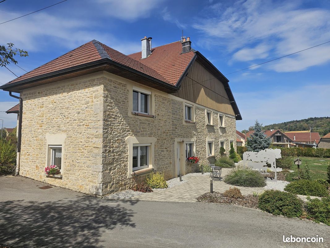 Maison 8 pièces 200 m² · à Vercel-Villedieu-le-Camp · 200 m² · 390 000 €