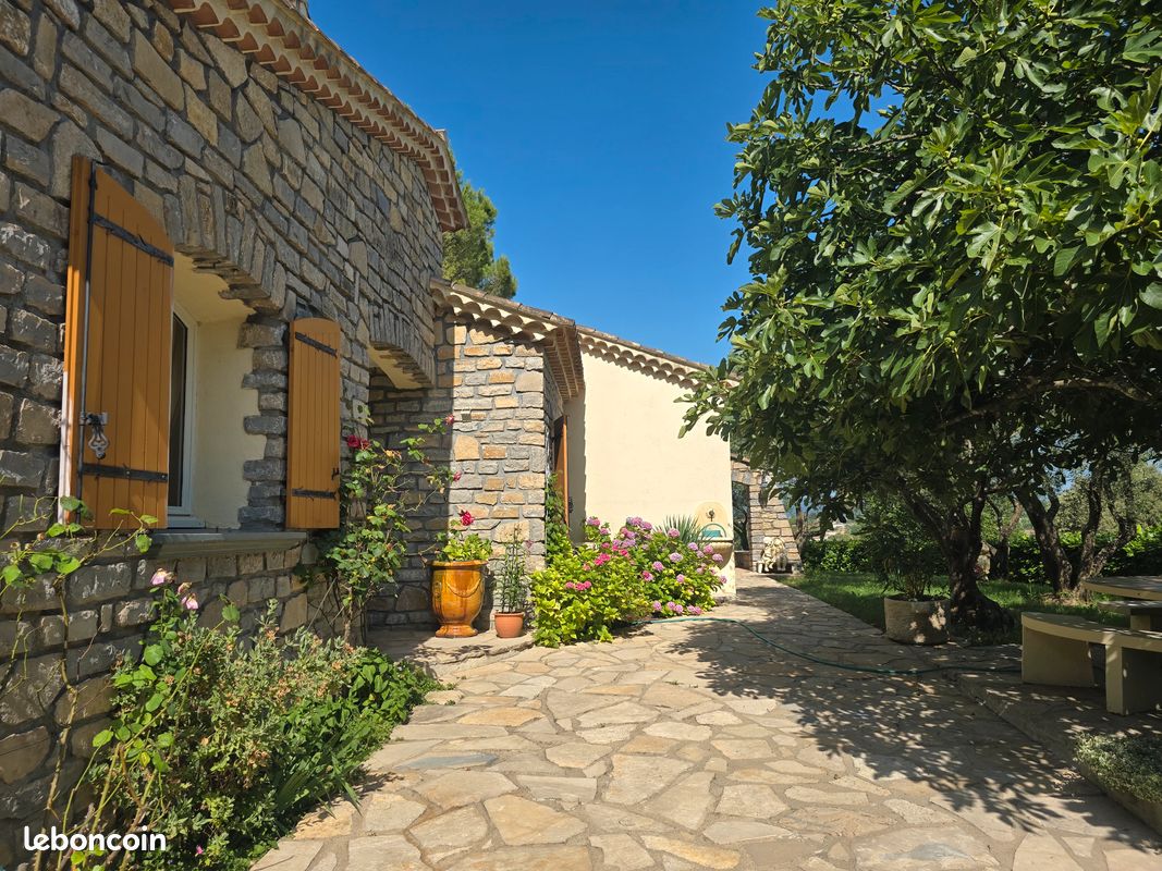 Maison 8 pièces 197 m² · à Saint-Privat-des-Vieux · 197 m² · 650 000 €