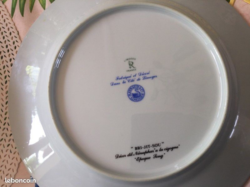 Assiette grande porcelaine de limoges :Raynaud modèle ne se fabricant plus:nom Bri-Jit-Sou Décor chinois en. Porcelaine Céladon avec décor floral ds tons roses (image 4)