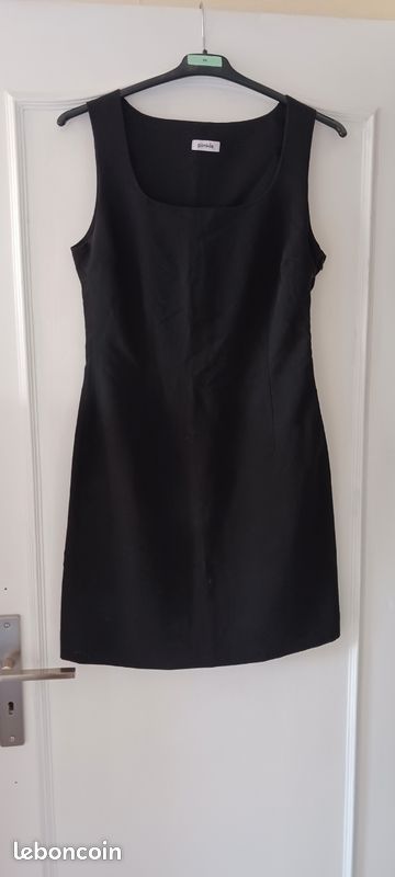 Robe droite noire (image 1)