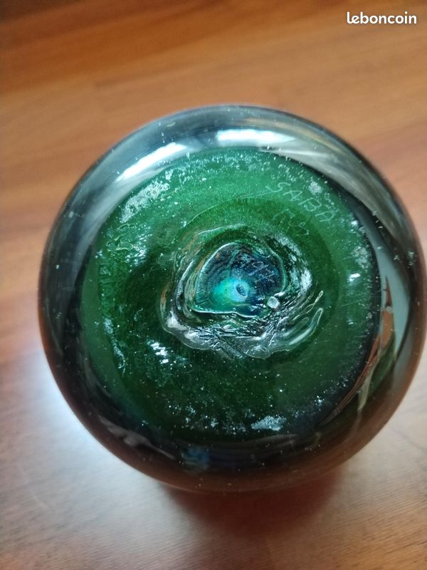 Grand sulfure / presse-papier boule en verre vintage, beaux tons verts, bleu et noir. Très bon état général, petite rayure quasi invisible. Dimensions env. Ø11 x H9 cm. Bel objet décoratif ou de colle (image 7)