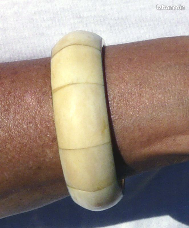 Bracelet Vintage En Plastique - Couleur Ivoire (Ancien, Années 70/80)