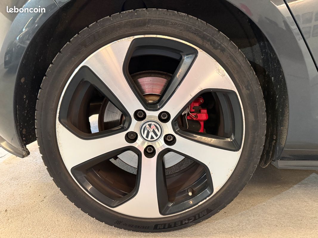 Volkswagen Golf VII GTI 2.0 TSI DSG 220 CV | SIÈGES CHAUFFANTS | JANTES 18" | ÉTRIERS DE FREINS ROUGE (image 14)