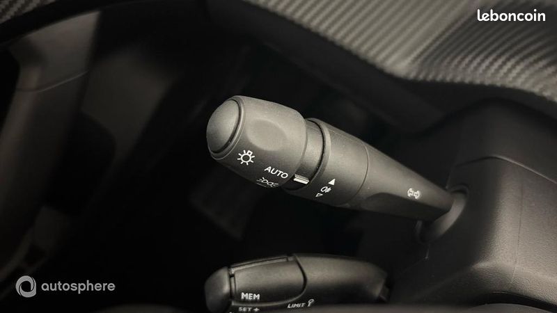 Peugeot 2008 1.2 PureTech 100ch S&S Style (image 23)