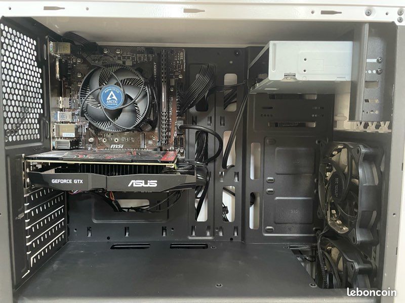PC gamer avec clavier, souris et écran (image 4)