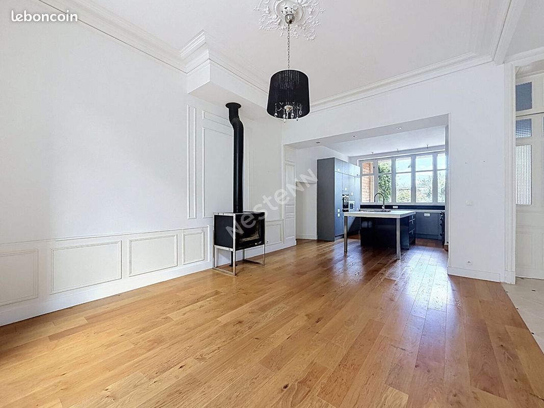 Maison 6 pièces 208 m² · à Le Lion-d'Angers · 208 m² · 1 400 €/mois