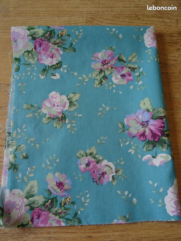 Coupon De Tissu Fleuri Roses Sur Fond Rose - 72 X 100 Cm - Coton Neuf