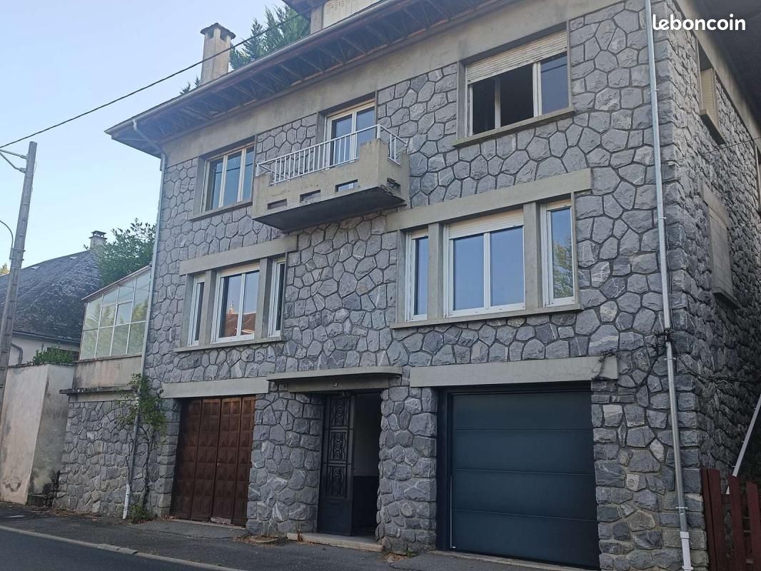 Maison 12 pièces 257 m² · à Forgès · 257 m² · 155 000 €