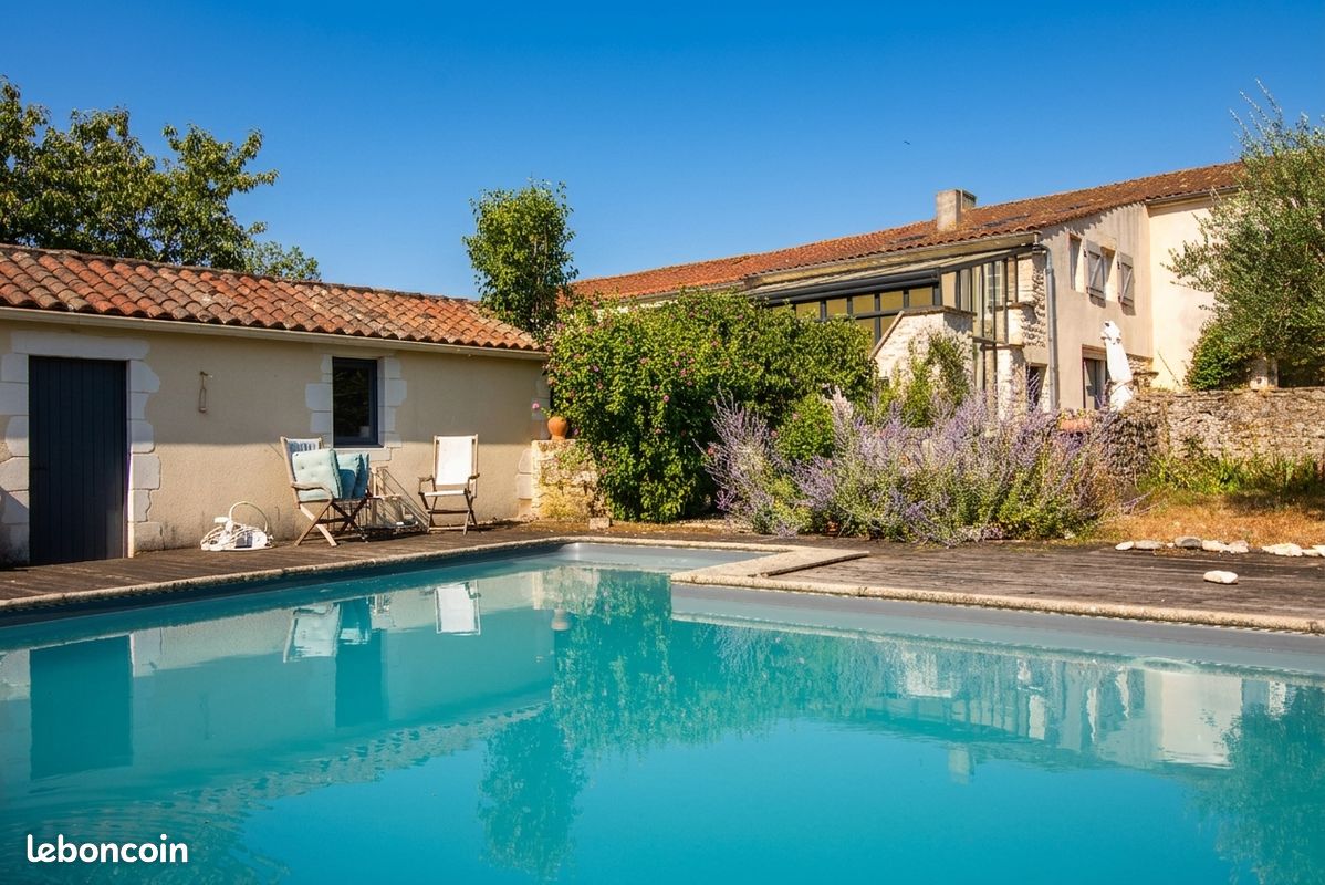 Maison 8 pièces 228 m² · à Ardillières · 228 m² · 540 000 €