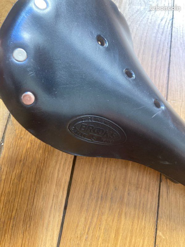 Selle Brooks Flyer S – Cuir Travaillé à La Main, Ressorts Anti-vibrations, Géométrie Pour Femmes – Vintage Et Confortable