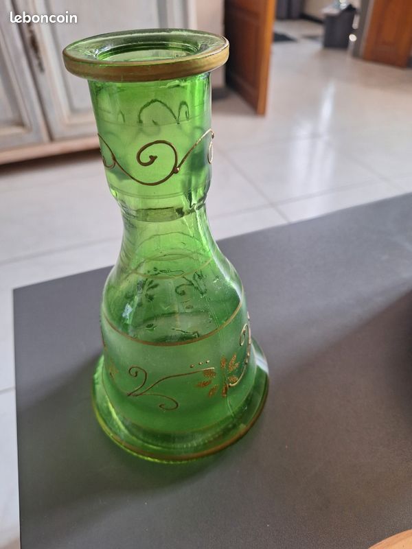 Vase vert moulé decor dorée (image 1)