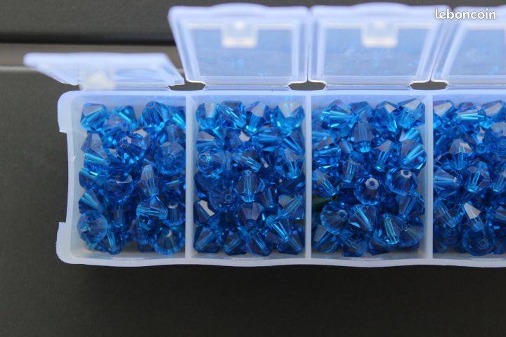Une boite de 285 perles toupies Swarovski de 6 mm CAPRI-BLUE (5301) (image 1)