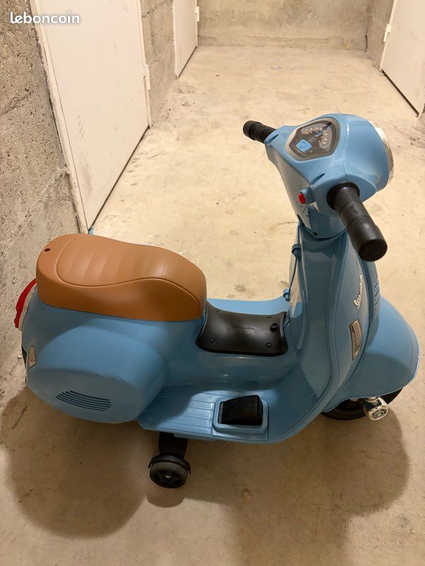 Vespa électrique Piaggio 12V (image 2)