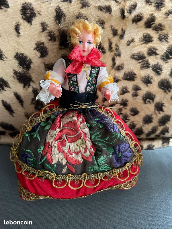 Poupée folklorique de collection (image 1)