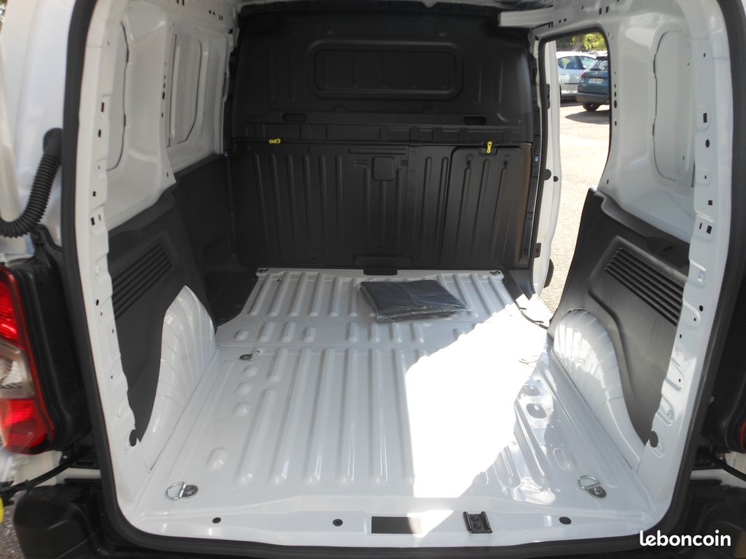 Peugeot Partner VU 100 Ch BVM premium/ 500Km + Garantie constructeur ( 18 325 HT ) (image 8)