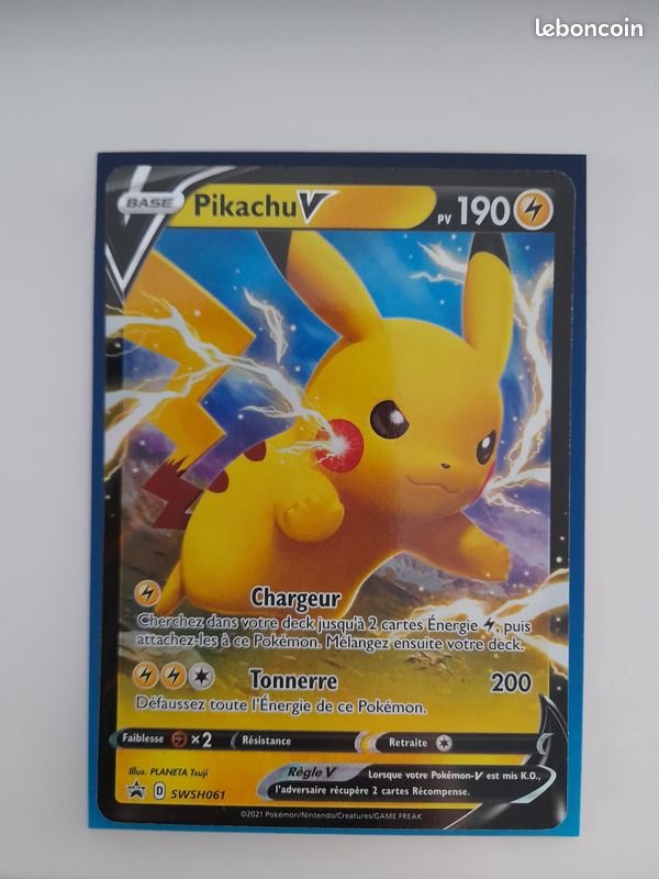 Carte Promotionnelle Pokémon V Officielle Taille XXL SWSH061V - Version Anglaise