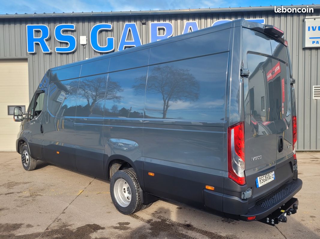 IVECO DAILY 35C21 HA8 V16 FOURGON PACK COMFORT PLUS + PACK STYLE + KEYLESS 03 PLACES comme NEUF avec ATTELAGE / MOTEUR 3 LITRES / CAMÉRA / SUSPENSION RENFORCÉE 07 LAMES ( Prix de Vente 52 990 HT ) (image 2)