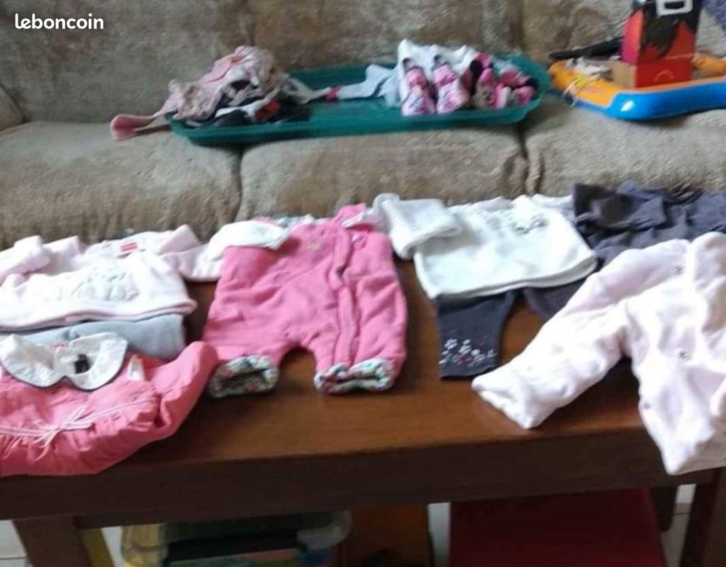 Vêtements fille 3 mois turbulette 0 à 6 mois vend le lot non dissociable (image 1)