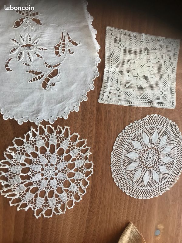4 napperons blancs anciens 2 brodés 2 macramé (image 1)