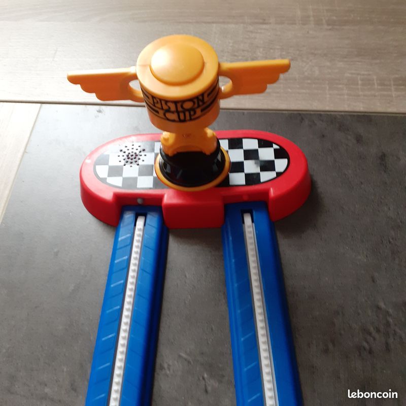Jeu de courses CARS PISTON CUP (image 2)