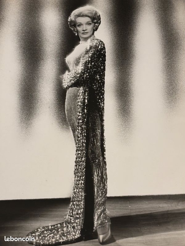 Très belle photo de Marlène Dietrich sur scène (image 1)