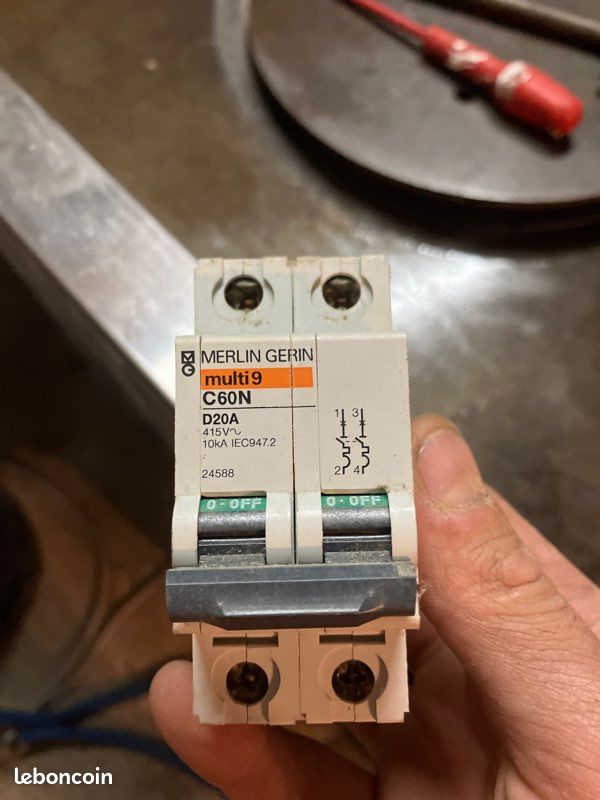 Disjoncteur c60n 20 ampères (image 1)