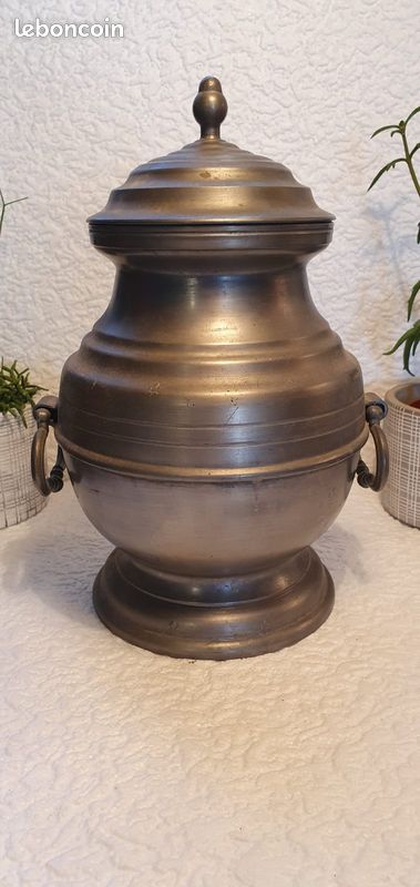 Pot couvert en étains fleur de lys (image 1)