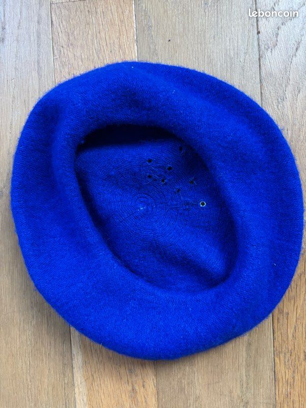 Béret bleu avec œillets (image 3)