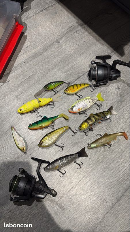 LOT 67 LEURRES et toupies de pêche anciens au total EUR 8,68 - FR