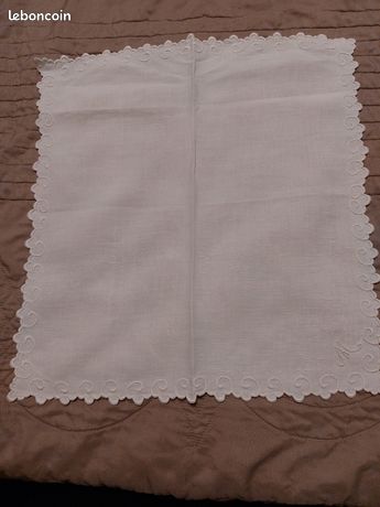 5073 Délicieux mouchoir en batiste festonné et brodé de fleurs à la 5073 Délicieux mouchoir en batiste festonné et brodé de fleurs à la